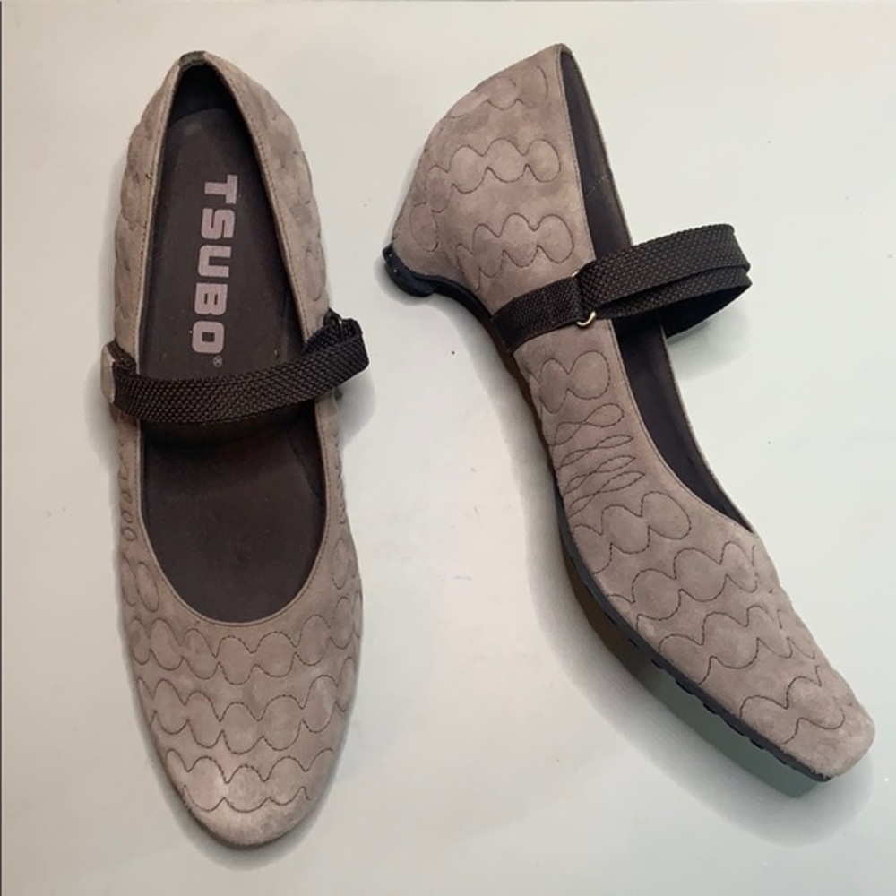 Tsubo Mary Jane brown suede heels. NWOB size 9